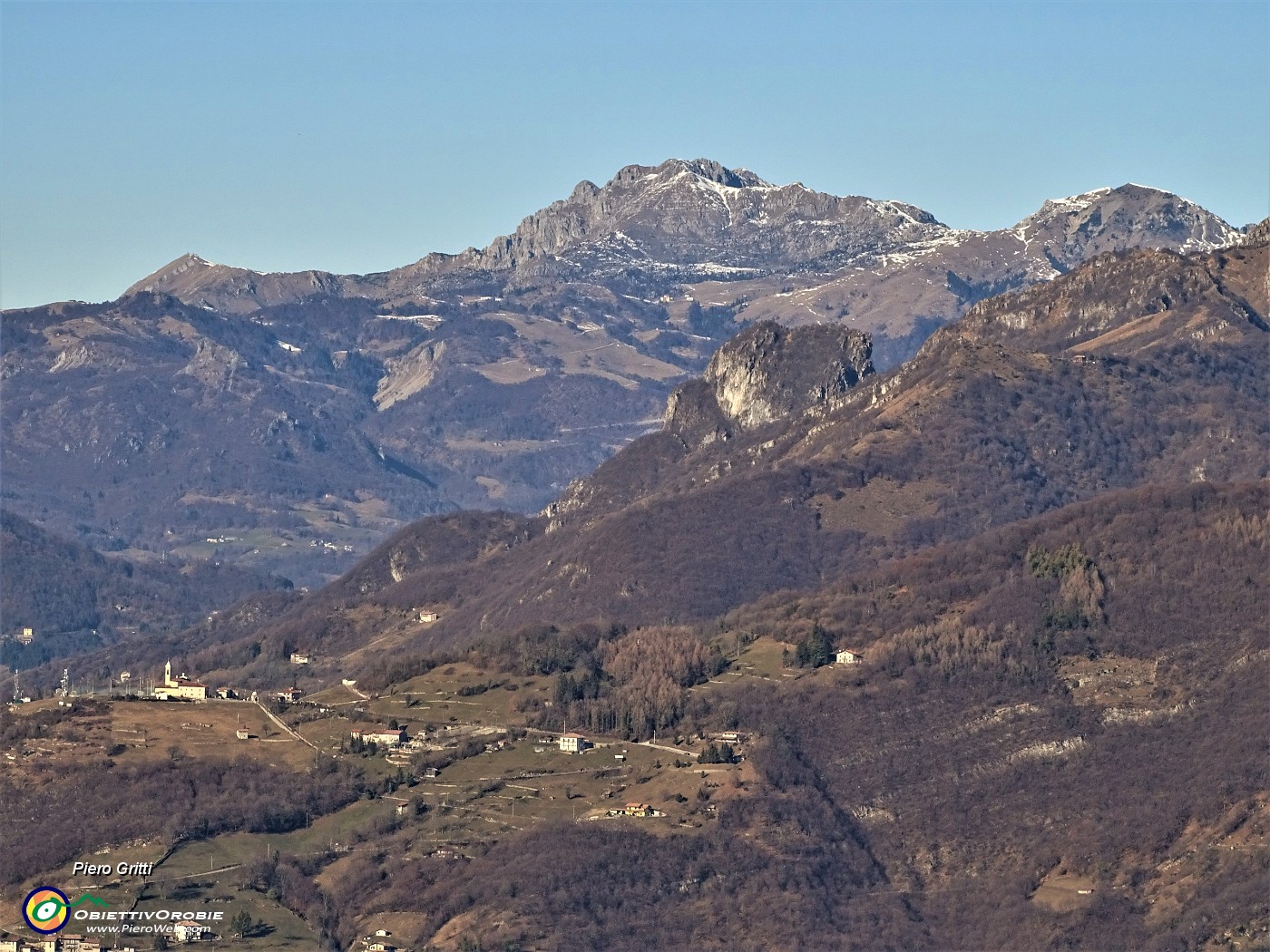 41 Zoom verso S. Antonio Abb., Corna Camoscera, Zuccone Campelli e Sodadura.JPG